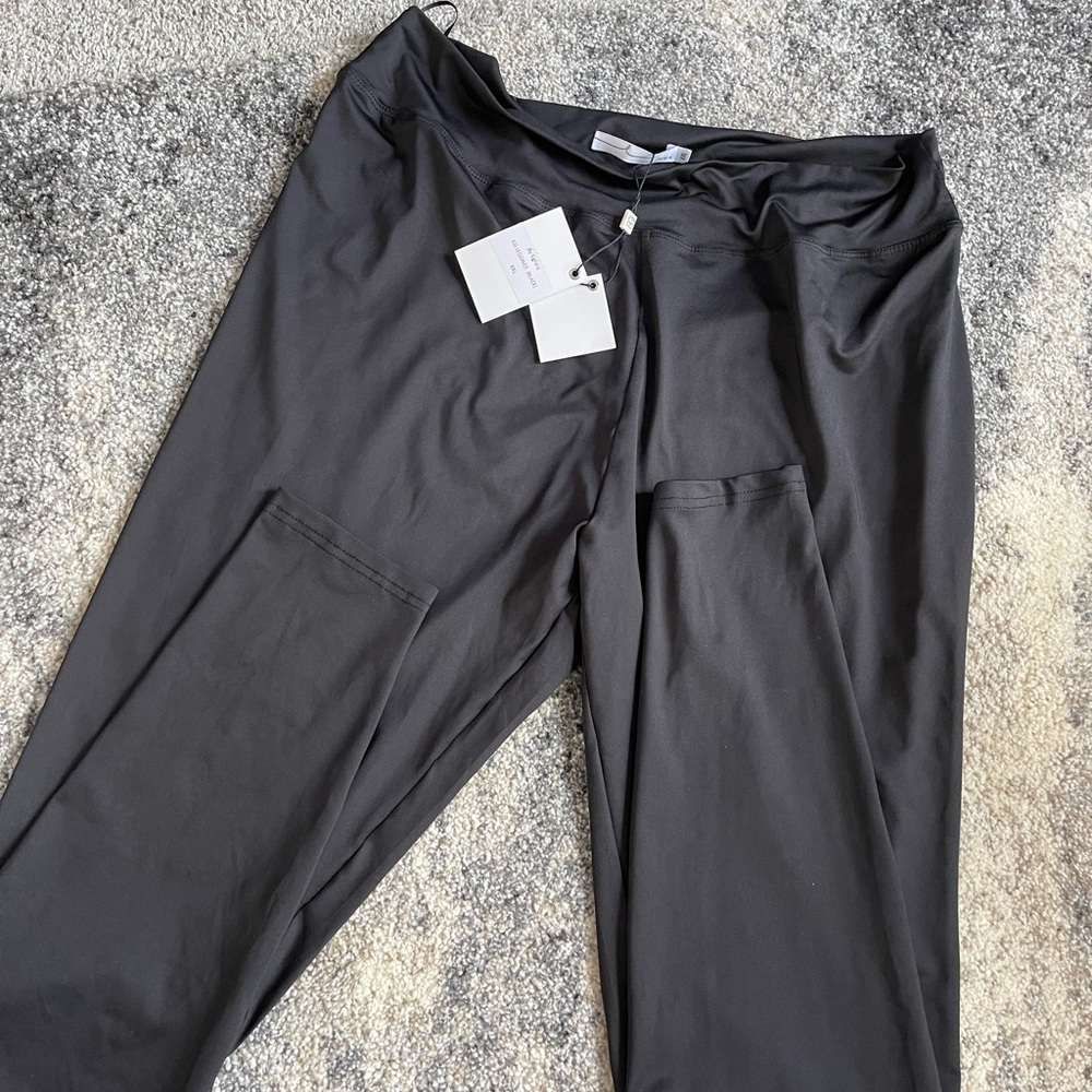 Black scrunch butt leggings, brand new with tags